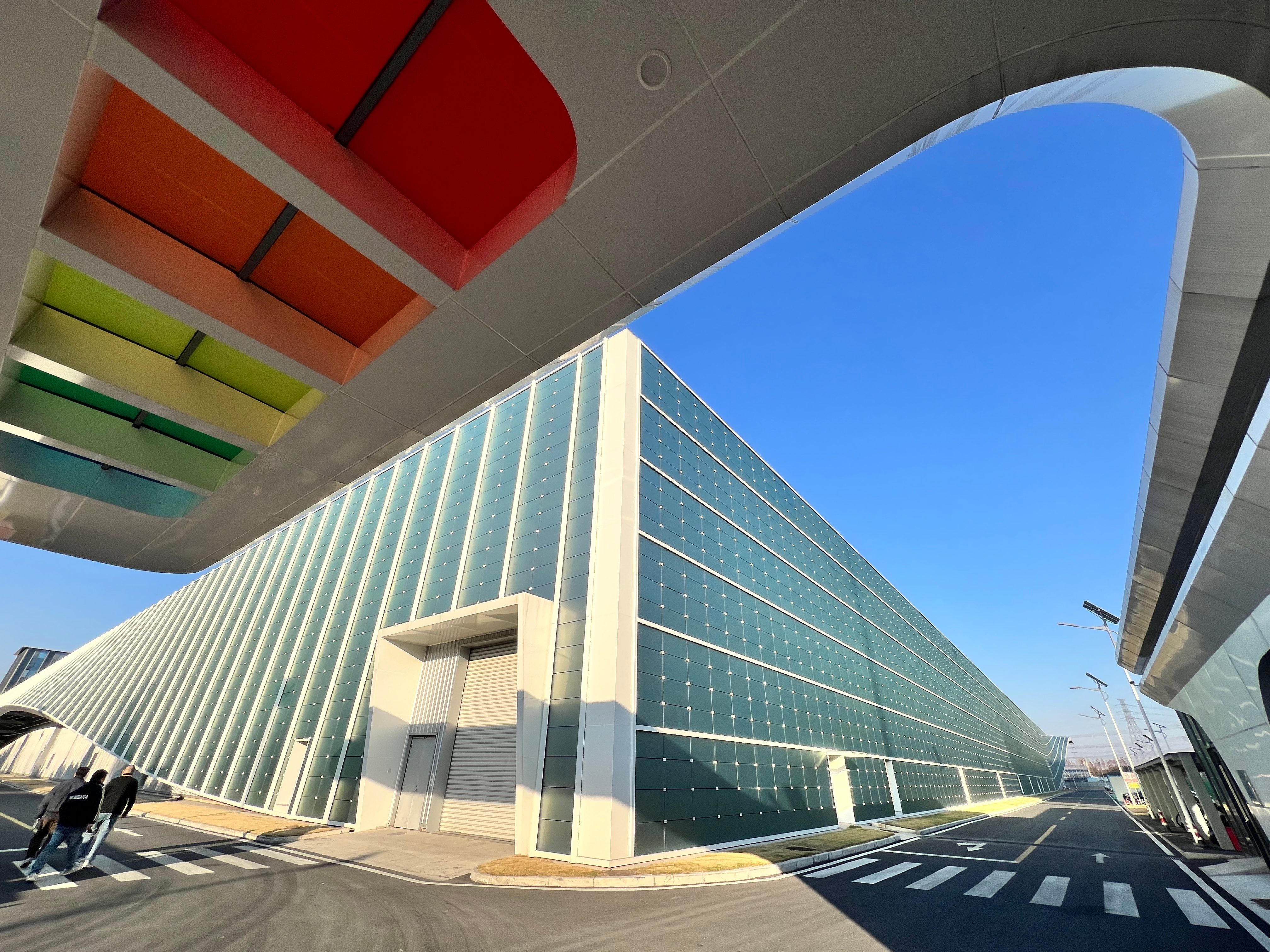 现代化实验室内部,科研人员正在进行光伏电池测试,各种精密仪器设备整齐排列,体现企业的技术实力