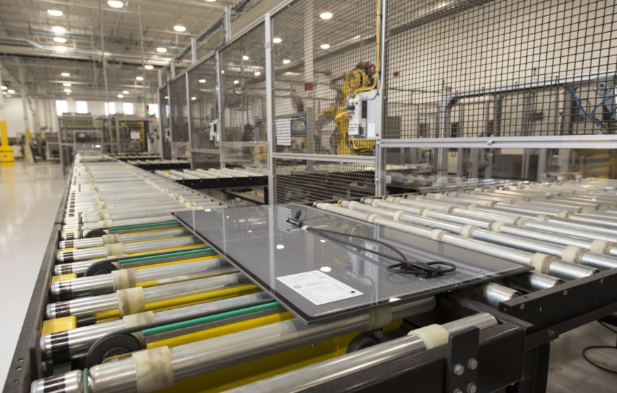 未来城市概念图,建筑物表面覆盖光伏板,蓝天白云下城市充满科技感,体现清洁能源的美好前景